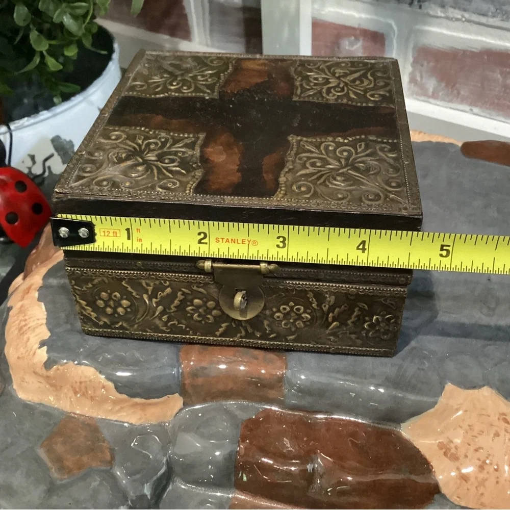 🟤 Vintage - Beautifully crafted solid wood, brass/metals Jewelry / Keepsake Box - Picture 11 of 12